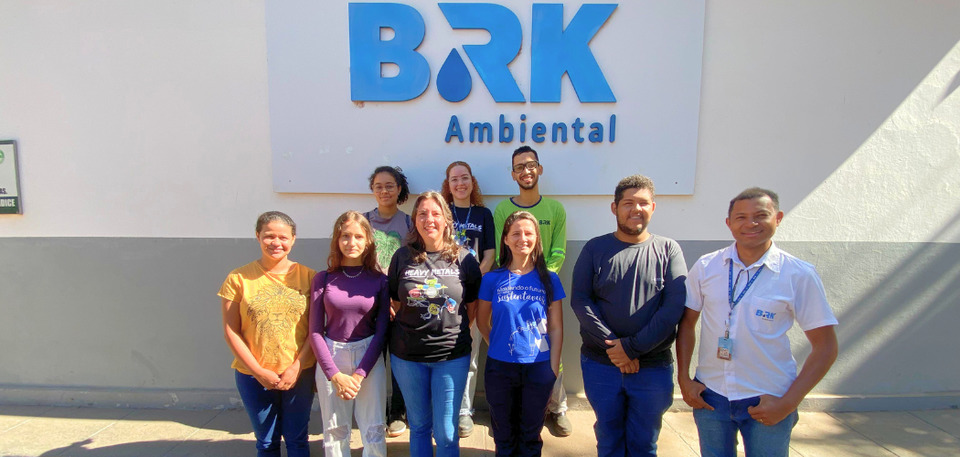 Alunos posam para foto em frente ao prédio da BRK durante visita técnica no local